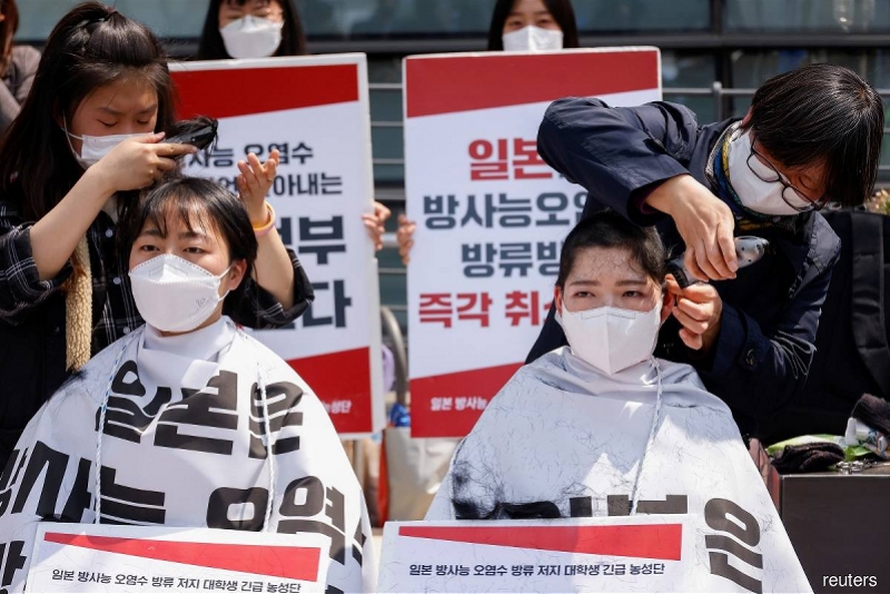 south_korea_seoul_japan_embassy_university_students_head_shave_shaving_20210420170509_reuters.jpg